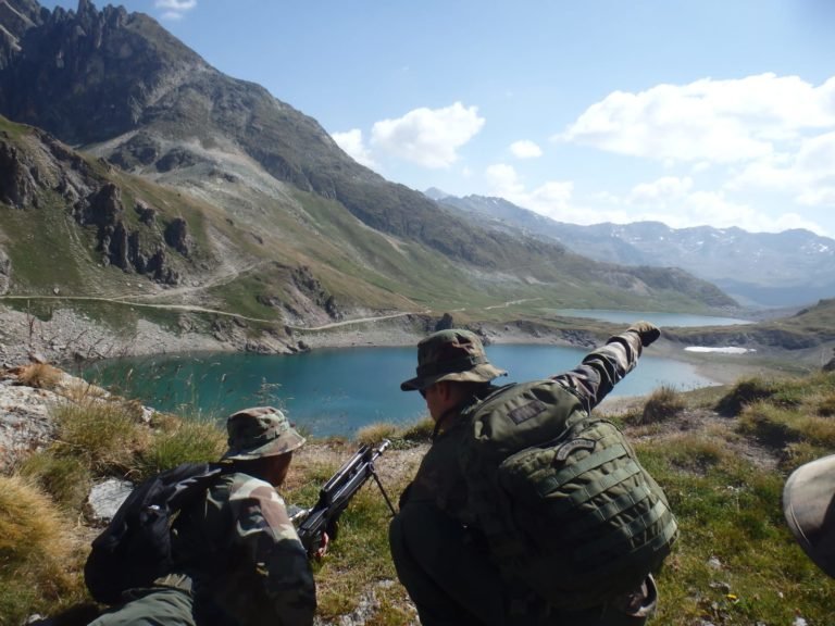 Why did the French Army decide to replace the FAMAS with HK-416?