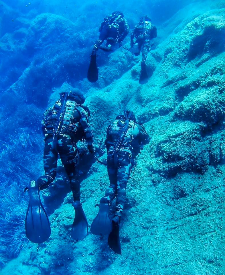 Amphibious legionnaires of the 2e REP during underwater infiltration training