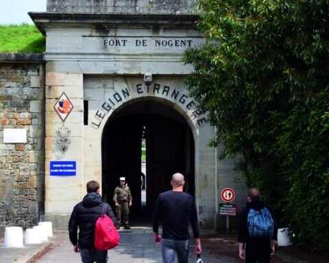 American candidates in front of the gate of Fort de Nogent before joining the French Foreign Legion
